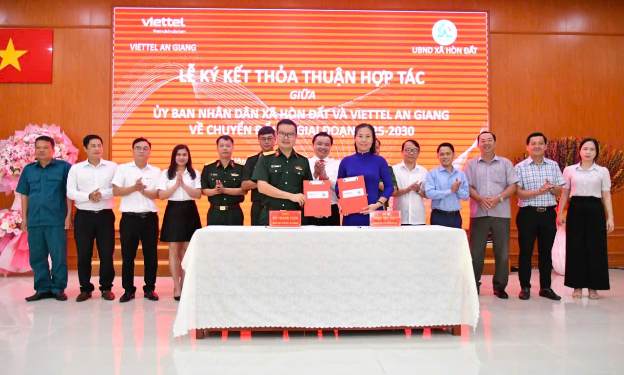 Ảnh 1: Quang cảnh lễ ký kết