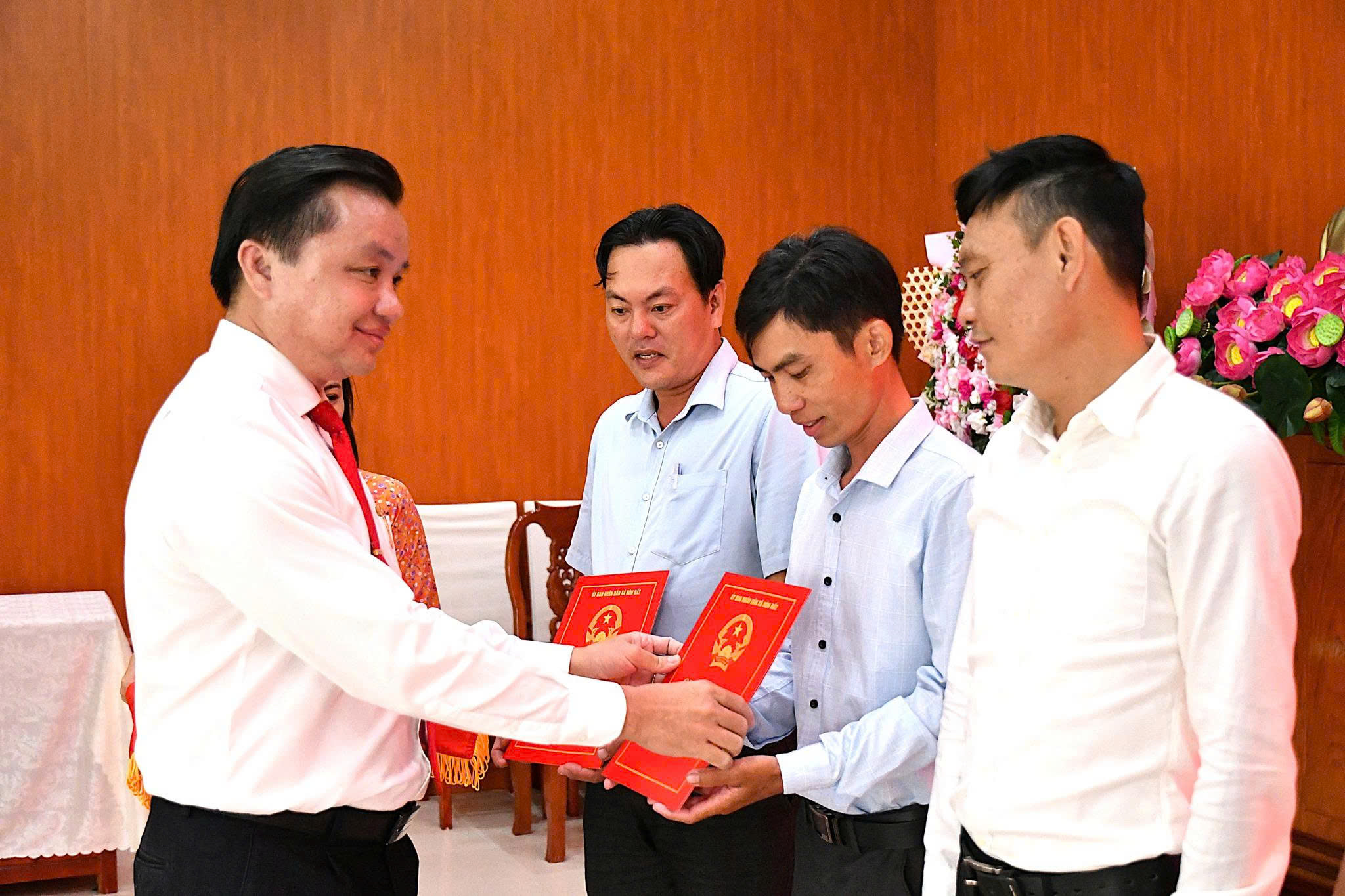 Ảnh 1: Bí thư Đảng uỷ Dương Minh Tâm trao Quyết định nghỉ việc theo Nghị định số 154/2025/NĐ-CP ngày 15/6/2025 của Chính phủ cho các cá nhân