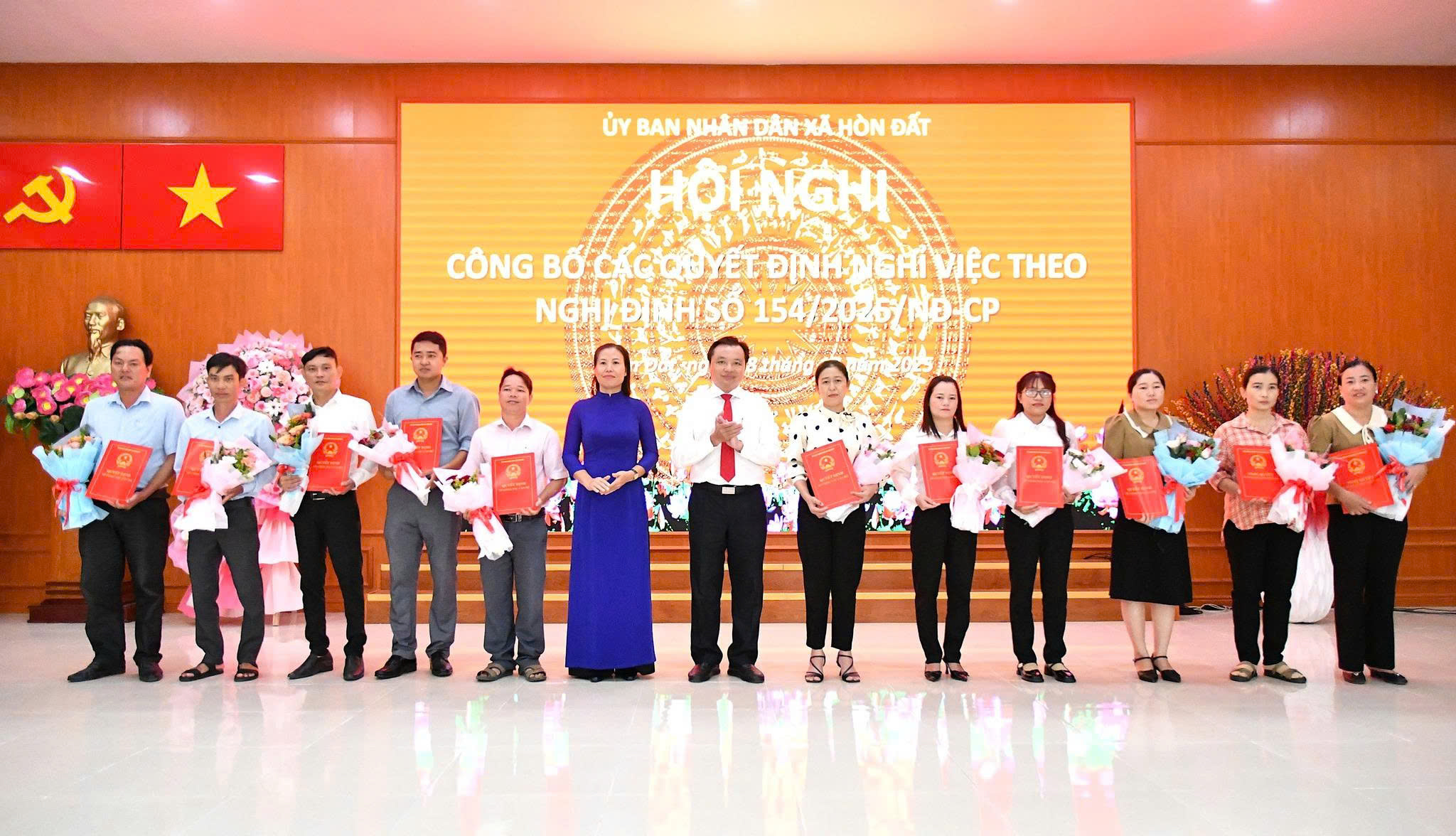 Ảnh 3: Đồng chí Dương Minh Tâm – Bí thư Đảng uỷ xã Hòn Đất và đồng chí Phạm Thu Thuỷ - Phó Bí thư Đảng uỷ, Chủ tịch UBND xã đã trao quyết định và tặng hoa cho các cán bộ không chuyên trách nghỉ việc hưởng chế độ chính sách theo Nghị định số 154/2025/NĐ-CP của Chính phủ